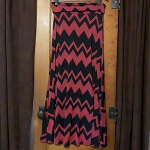 Beautiful LuLaRoe skirt, pink and black chevron.